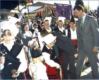 El entonces Prncipe y hoy Rey, Felipe VI, durante su visita de 2008. A su lado, Miguel Pen (de La Obra).