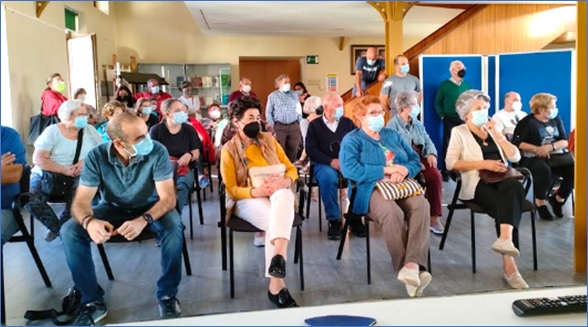 Acto de constitucin de la Plataforma Vecinal, en el Ayuntamiento. Su presentacin, con la primera manifestacin de protesta, fue el 16 de octubre de 2021, en la Plaza del Emigrante y despus hasta Casa del Ro.
