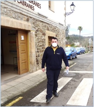 Julin Gonzlez saliendo del Ayuntamiento de Cabranes■ tras dejar la correspondencia del da, el pasado 19 de febrero. / Foto: EL ECO