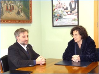 Momento de la reunin de trabajo mantenida por el Alcalde con la Consejera, en la Sala de Juntas municipal. | EL ECO