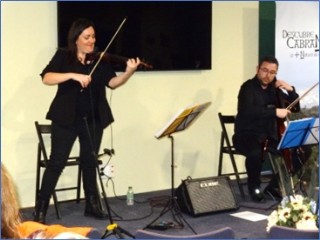Ana e Ignacio, interpretando `El ltimo mohicano`. | EL ECO
