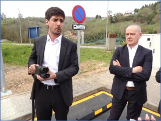 David Vallespn, mostrando una de las mangueras al tiempo que da explicaciones. A la derecha, Adriano Mones (de la Asociacin Aedive).