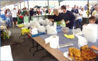 En la carpa, en pleno despacho de raciones. | EL ECO