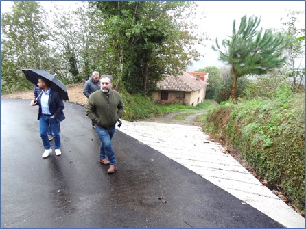 En esta foto, las autoridades en la zona alta, donde remata el vial; y en la pgina siguiente el mismo lugar todava en obras, dos meses antes.