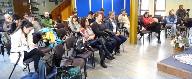 Pblico asistente, en un momento del acto, que se extendi de diez de la maana a tres de la tarde. A la izquierda de la columna, Yolanda Nosti, y a su izquierda, en la misma fila de sillas, scar Grate y Natalia Muoz-Casays. EL ECO
