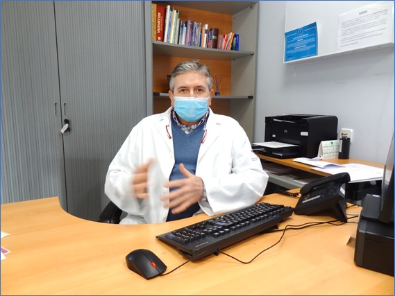 Imagen de Doctor Santiago Gutirrez en el consultorio de Cabranes