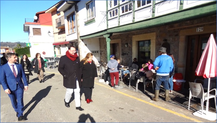 Ya en el exterior, departi con los que estaban en ese momento en las terrazas y al regreso de la escuela entrara a consumir en los dos bares. | EL ECO