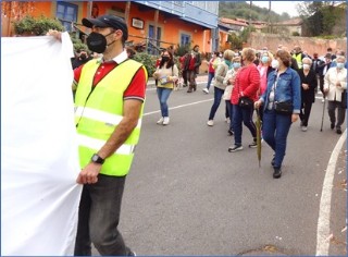 Imagen de Jorge Ruiz (Farmaceutico de Cabranes) portando una de las pancartas