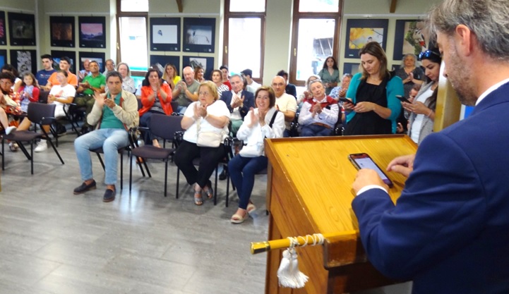 Gerardo Fabin, recibiendo aplausos al final de su intervencin, que entresac de su telfono mvil.