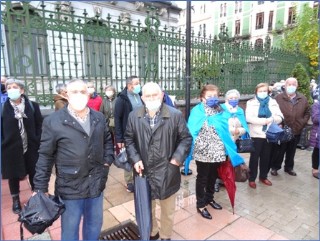 Y aqu, ante la verja del Palacio de la Junta General del Principado.