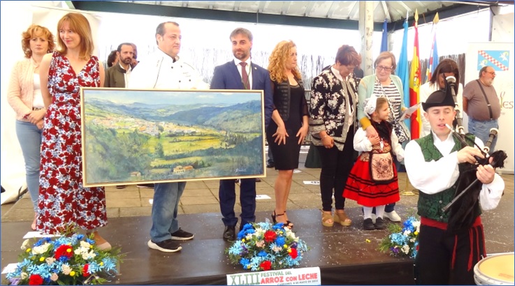 La Consejera, Ana Crcaba, Isidro Martnez (del Merendero), Gerardo Fabin, Mina Longo, la diputada Esther Freire, Charo Escandn (con su nieta, Sofa) y Arabela Garca. Al fondo, Lorena Villar, Sergio Corte y Laureano Corrales. | ECO