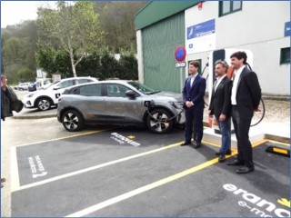 Fernando lvarez, Gerardo Fabin y David Vallespn al final del acto. A la izquierda de ellos, un vehculo recargando.