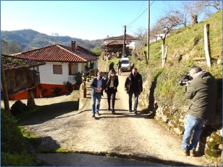 Subiendo la cuesta, hacia la obra (en la parte alta del pueblo). | EL ECO