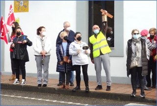 A la vez que cnticos y consignas, los manifestantes hicieron sonar cacerolas y un cencerro como ste, de Alberto Garca Vallina (de Naveda; le cost 68 euros) y que muestra Julio Muiz.