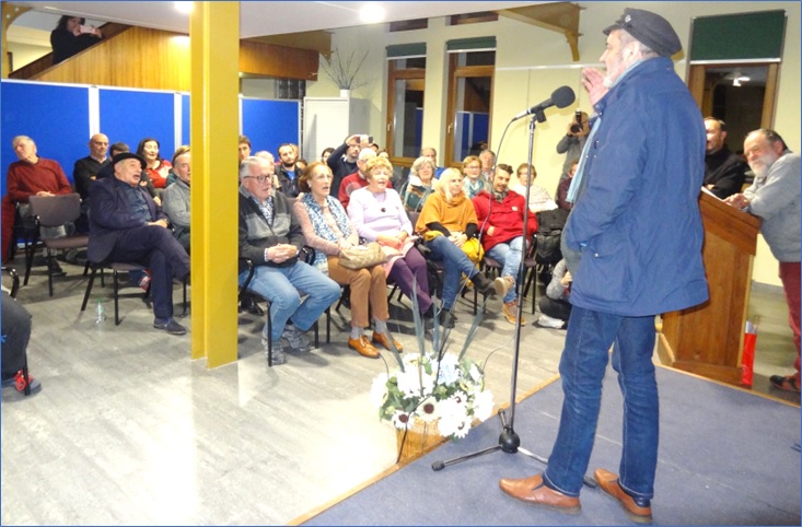 Chus Pedro, dirigindose al pblico. | EL ECO