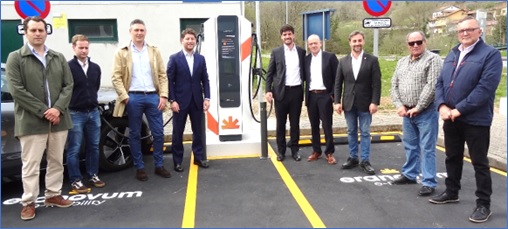 De izquierda a derecha, Alejandro San Vicente (de Instalaciones Elctricas San Vicente), ngel Garca (Asociacin de Usuarios del Vehculo Elctrico), Jos Antonio Cortina (Instalaciones SanVicente), Fernando lvarez y David Vallespn (de Eranovum), Adria