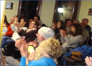 Por la izquierda, Almudena Robledo y su madre, Alicia Surez, aplaudiendo con entusiasmo; con Gael en brazos de su abuelo, Lolo. | EL ECO