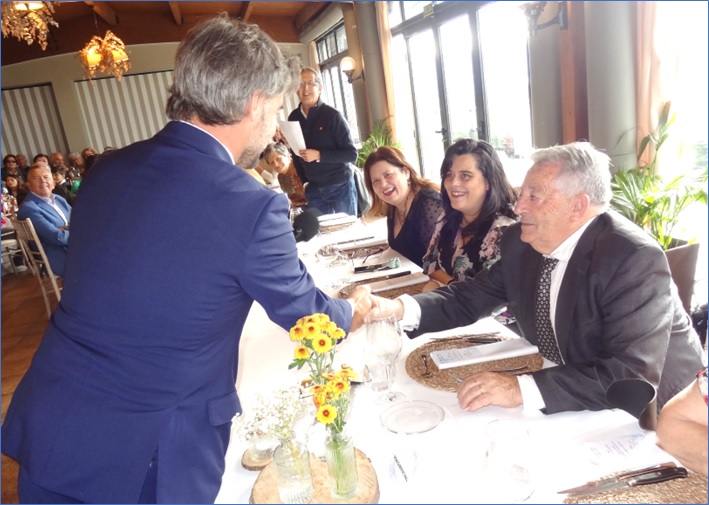 El momento de la ancdota del Alcalde con Julin, cuando aqul le pregunt que cmo le llamaba cuando iba a su casa a jugar la partida, los domingos.