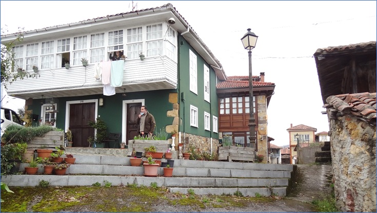 El edificio en el cual tuvo lugar la exhibicin (en la ventana, Nieves Huerres), lugar en el que es grato vivir y pasar el tiempo. / EL ECO