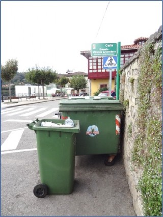 Contenedores en la confluencia de las calles Ernesto Vitienes, Diego de Cabranes y Jess Arango, en Santa Eulalia, con la Plaza del Emigrante a la izquierda, el pasado domingo. | EL ECO