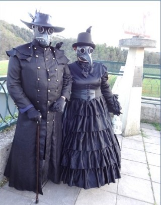 La misteriosa pareja del Primer Premio, junto al monolito encumbrado por Montesn.