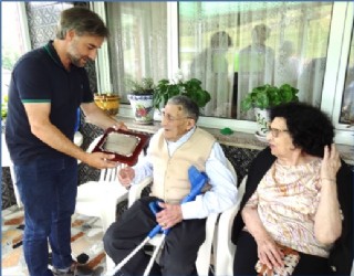 Falo, acompaado por su hermana, Consuelo, recibe de manos del Alcalde la placa.