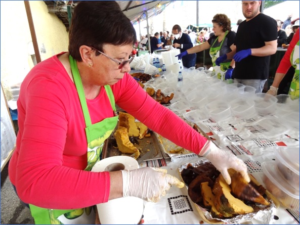 Esther Surez trabajando con trozos ya cortados para las raciones. | EL ECO