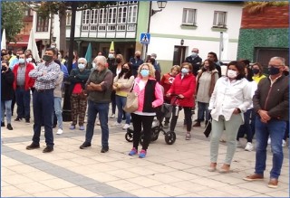 Jos Manuel Felgueres y Beatriz Polledo siguiendo el acto en la Plaza del Emigrante de Santa Eulalia