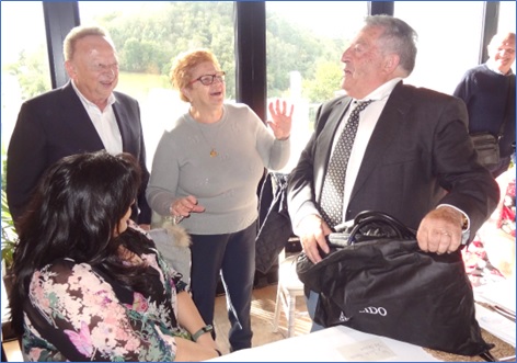 Manuel Antonio Rodrguez y Lucita Campos, tras entregarle el maletn.