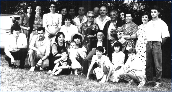 Foto familiar del 15 de agosto de 1987, con Casimiro Prstamo, cuando le tributaron un homenaje por su centenario en las fiestas de Fresnedo.|Archivo ECO