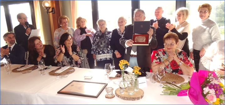 Julin muestra la placa de su equipo directivo. De izquierda a derecha, de pie: Manuel ngel Brcena, Elena Mera, Beatriz Nozaleda, Zulima Acebedo, Vidaflor Bastin, Julin Huerta, Armando Gonzlez, Orfelina Garca y Mara Jess lvarez. Sentados: Gerardo