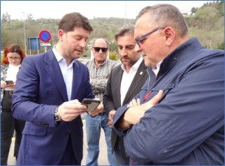 Fernando lvarez Neira dando explicaciones a Jos Luis Miyar (concejal), Gerardo Fabin (Alcalde) y Humberto Vigil Otero (presidente de la Parroquia Rural de Pandenes), en el acto inaugural de este servicio.