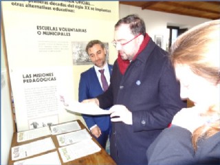 El Presidente, leyendo en voz alta El Eco Escolar, entre el Alcalde y la Consejera. | EL ECO	
