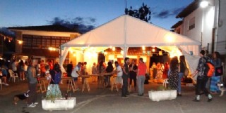 La carpa instalada en la Plaza de Les Dances, con mucho ambiente.