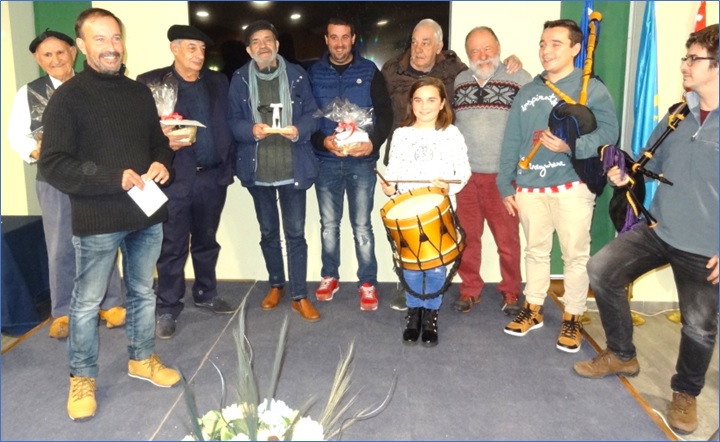 Foto final de todos los participantes. De izquierda a derecha, Manuel Garca Miranda, William Lloris, Enrique Pelez, Chus Pedro, Rubn Barreda, Antonio Rosas, Jos ngel Garca, Pelayo Rubio, Rodrigo Joglar y, con el tambor, Llara.