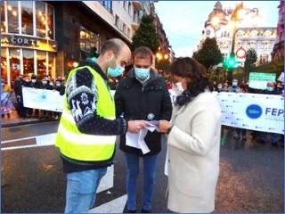 La diputada del PP, Beatriz Polledo recogiendo una copia del manifiesto