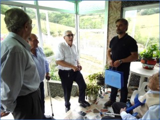 Pendiente de la conversacin entre el Alcalde, el concejal y sus dos hijos (Falo  -a la izquierda-  y Jos Luis  -en el centro-).