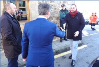 Adrin Barbn, en el momento de su llegada a Santa Eulalia y su saludo al alcalde, Gerardo Fabin, con el vicepresidente, Juan Cofio, de testigo. | EL ECO
