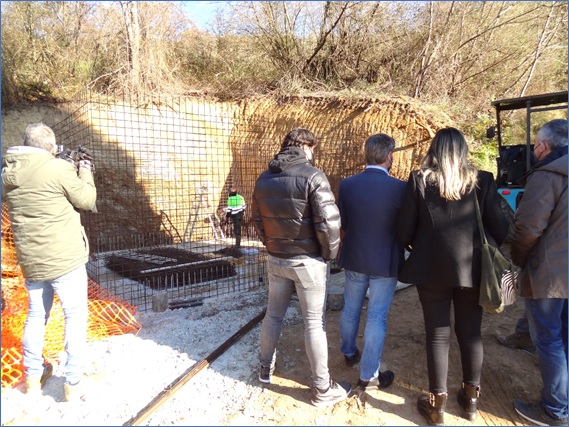 Alcalde, consejera y director general de Administracin Local durante su visita a las obras para la construccin del nuevo depsito. | Foto: EL ECO