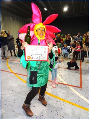 Mari Juli Lpez por su vistosa y colorista creacin (en esta foto) de Flor de Primavera