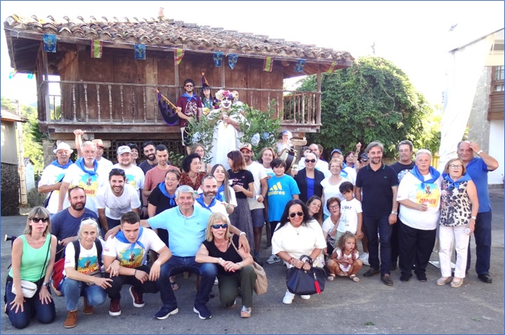 Grupo de vecinos el ltimo da, con el Santn y las gaitas en lo alto.