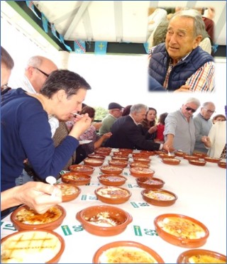 Asistentes degustando el Arroz con leche. En la foto pequea una imagen de  Jose Antonio Llavona Prida