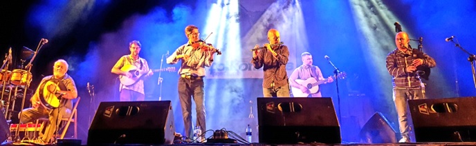 Una actuacin de Llan de Cubel en concierto.