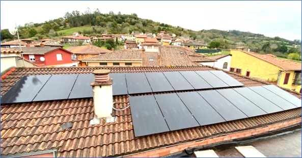 Reciente instalacin fotovoltaica en la cubierta del Ayuntamiento.