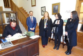 Escribiendo en el Libro de Visitas del Museo. | EL ECO