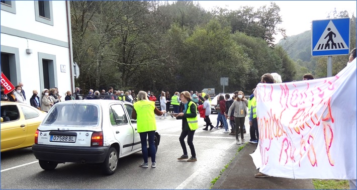 Concentracin en Vin, al final de la Marcha, donde se pidieron firmas y se regal arroz con leche (Rosa Pili Labra y su hijo, Mateo, lo hacen aqu).