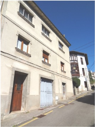 La conocida como Casa de Doa Enriqueta (al fondo) y el edificio anterior, ambos en Santa Eulalia e incluidos en el Censo para ITV (en imagen de este pasado mircoles)./ Foto: EL ECO.