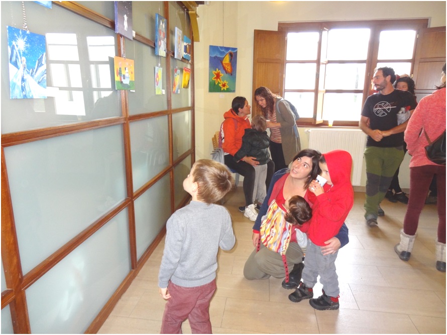 Madres y nios en una zona de la exposicin./ EL ECO