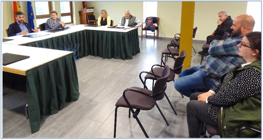 Imagen del Pleno de despedida, con los cuatro miembros asistentes y, entre el pblico, tres de los nuevos (Armando, Ivn y Paula). /  EL ECO