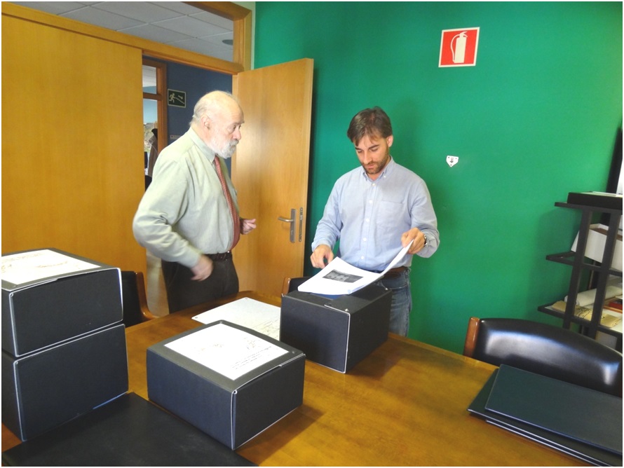 El arquitecto, Ramn Raada, entregando a Gerardo Fabin, en la sala de juntas municipal, las cajas con los volmenes del Plan, el 23 de diciembre pasado